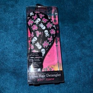Betsey Johnson Flexible Hair detangler
